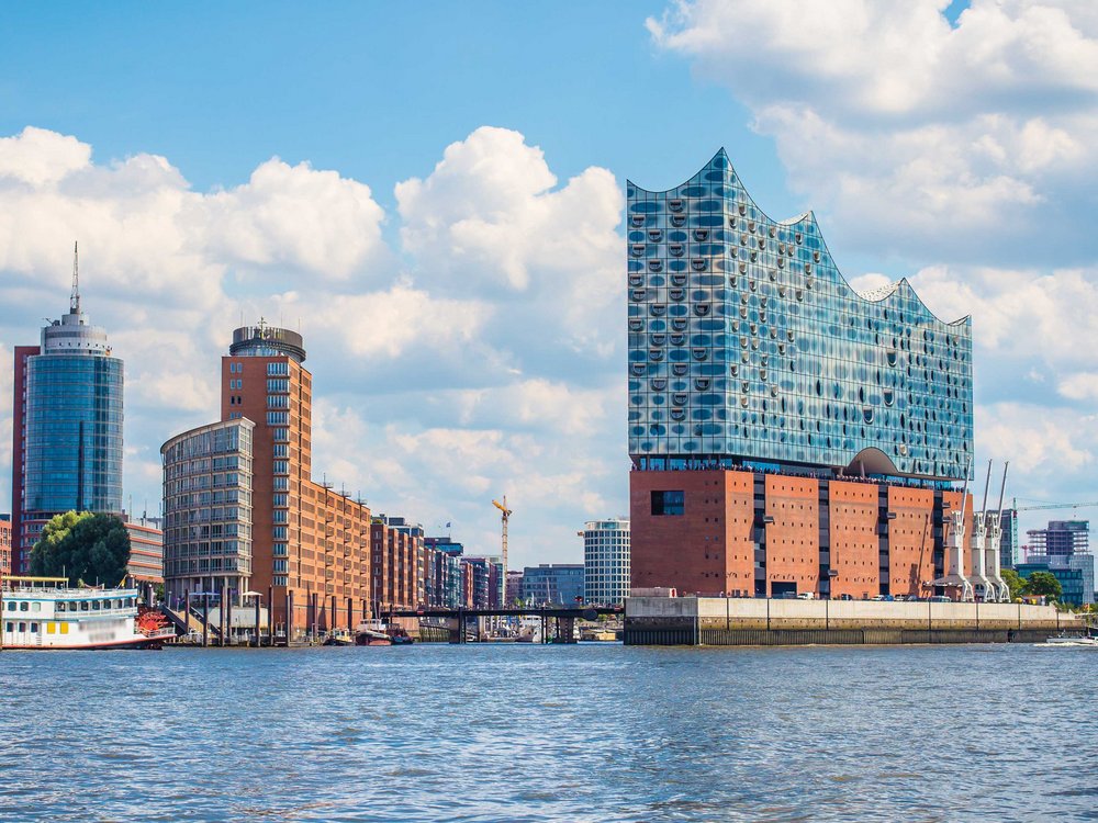 Elbphilharmonie am Ufer der Elbe in Hamburg