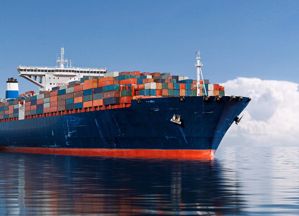 Containerschiff auf hoher See.