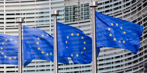 Wehende, blaue Europa-Flaggen vor dem EU-Parlament in Brüssel.