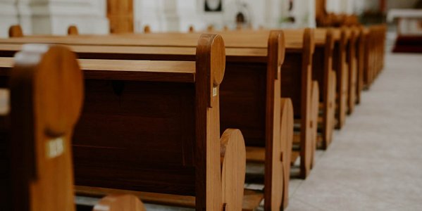 Bänke aus Holz in einer Kirche.