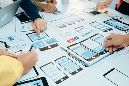 Mitarbeitende entwickeln und designen eine App.