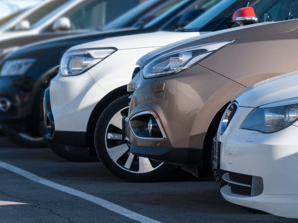 Autos verschiedener Hersteller stehen in einer Reihe.