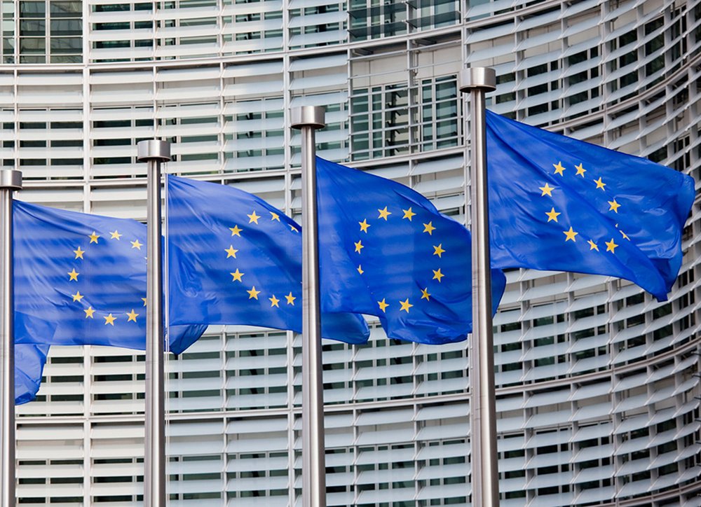 Europaflaggen vor dem Europäischen Parlament.