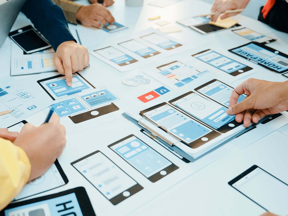 Mitarbeitende entwickeln und designen eine App.