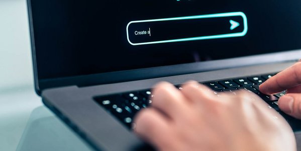 Nahaufnahme von männlicher Hand, die einen Laptop bedient.