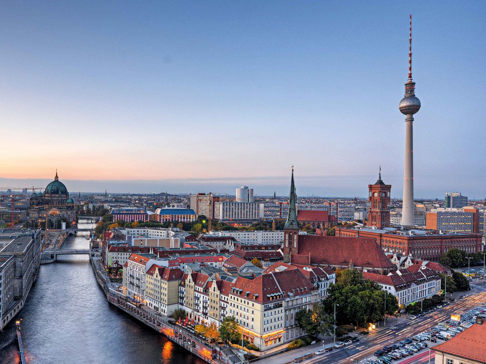 Stadtskyline von Berlin mit Fernsehturm und Spree