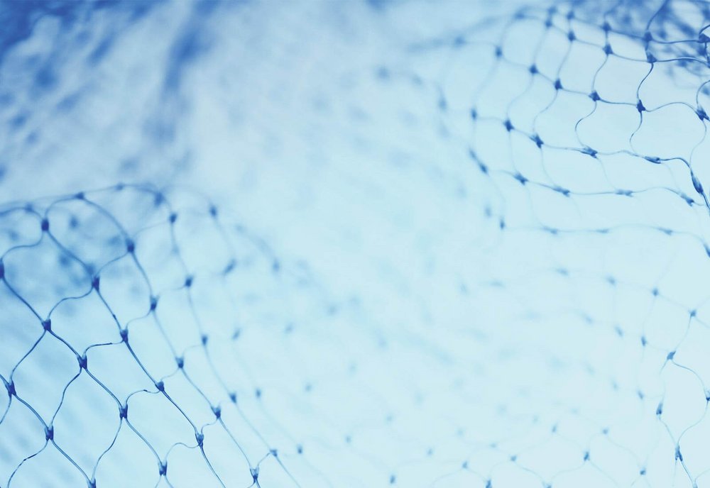 Nahaufnahme Fischernetz mit hellblauen Hintergrund