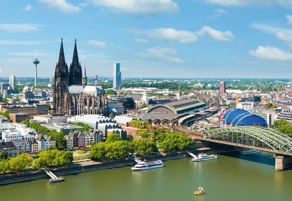 Skyline von Köln mit dem Kölner Dom, der Hohenzollernbrücke und dem Rhein