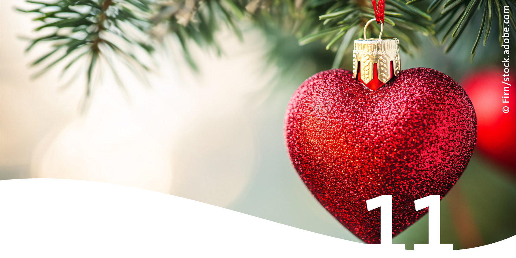 Weihnachtsbaumanhänger rotes glitzerndes Herz im Vordergrund die Zahl 11