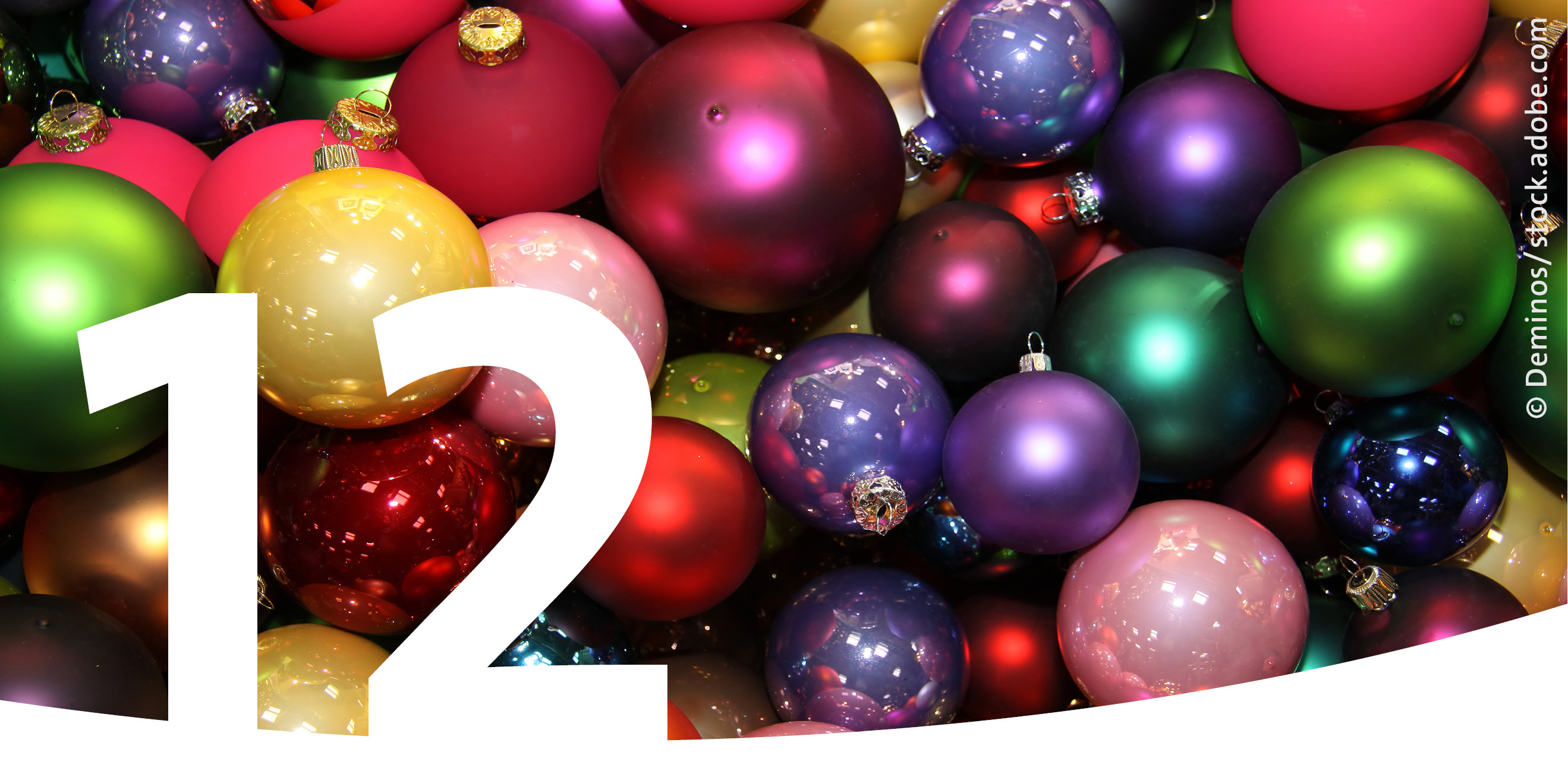 Bunte Christbaumkugeln und im Vordergrund die Zahl 12.
