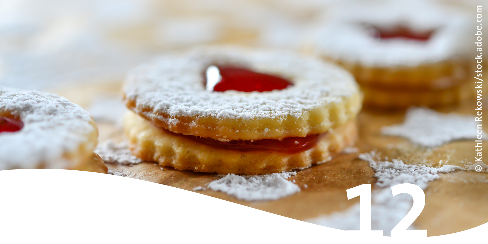 Spitzbuben Weihnachtskekse im Vordergrund die Zahl 12