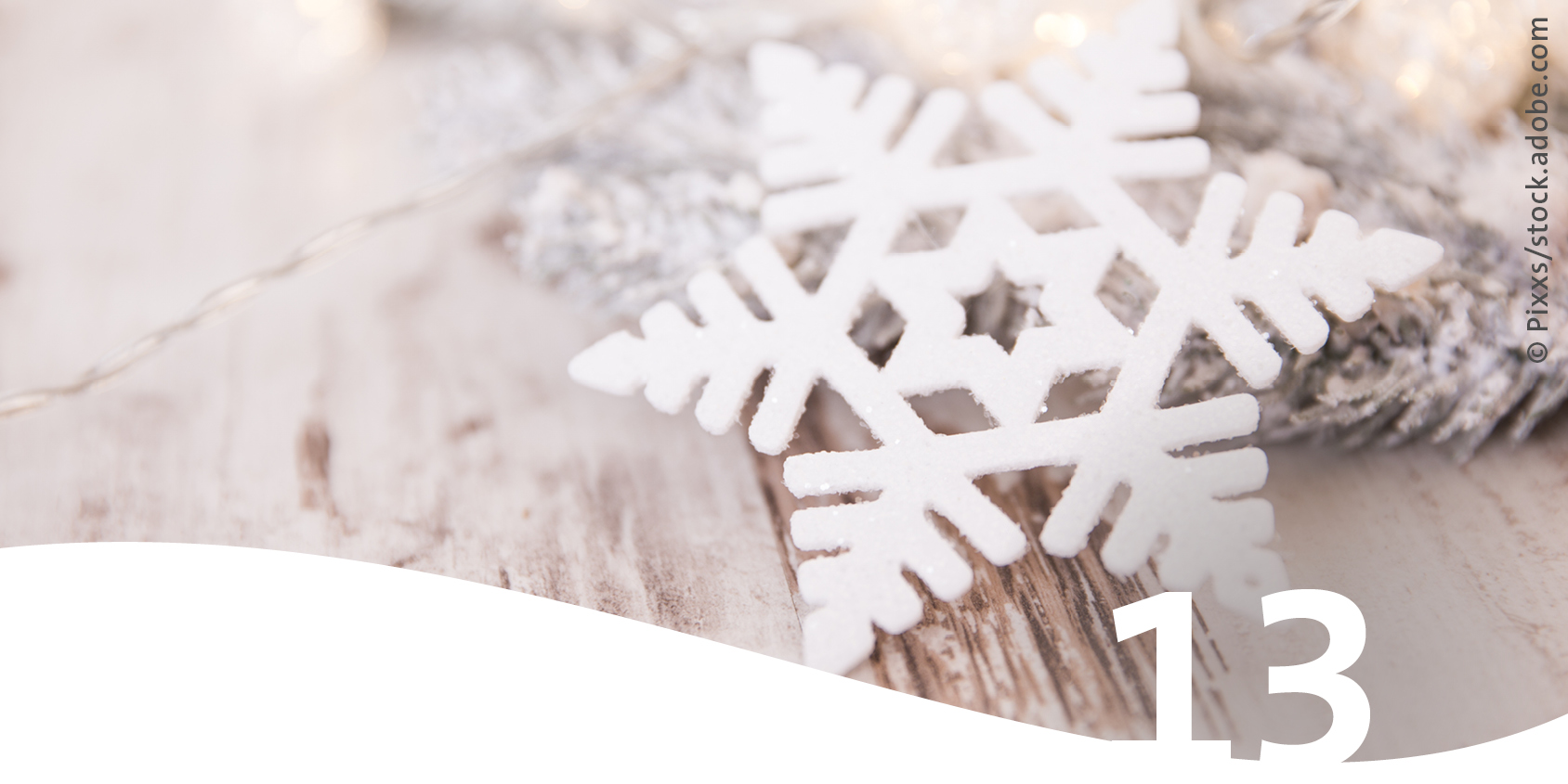 Weihnachtsdekoration weiße Schneeflocke im Vordergrund die Zahl 13