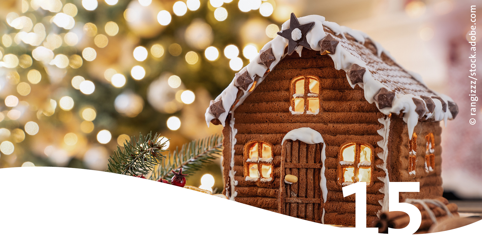 Ein Lebkuchenhaus im Hintergrund ein Weihnachtsbaum im Vordergrund die Zahl 15
