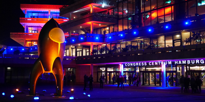 Das beleuchtete Congress Centrum Hamburg mit einer Rakete.