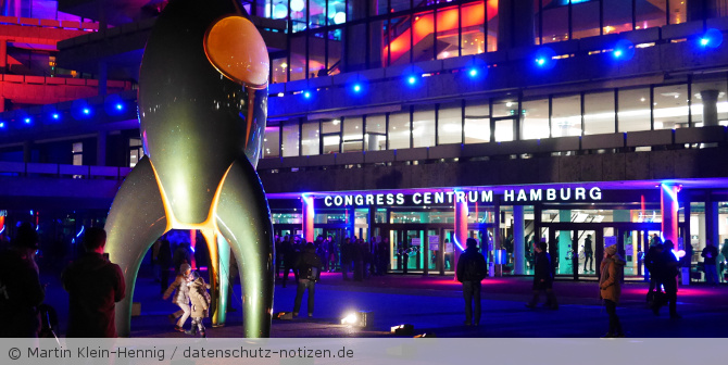 Das Congress-Centrum-Hamburg von außen mit einer Rakete im Vordergrund.