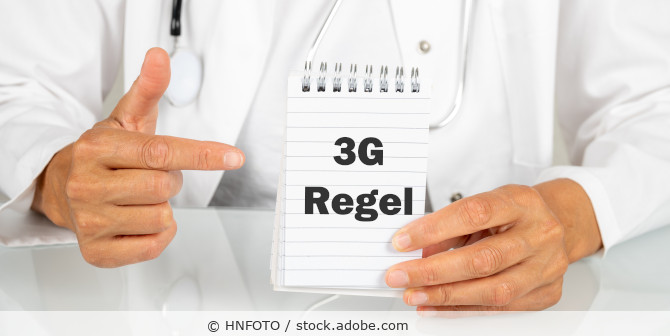 Artr hält Zettel mit dem Text "3G-Regel" hoch