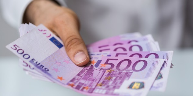 500,00 € Scheine in einer Hand.