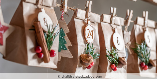 Adventskalender mit kleinen Papiertüten.