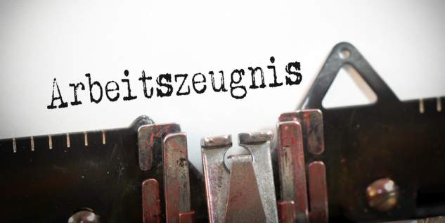 Das Wort Arbeitszeugnis, dass mit einer Schreibmaschine geschrieben wurde.