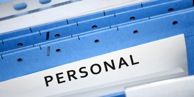 Blaue Akten wo das Wort Personal steht.