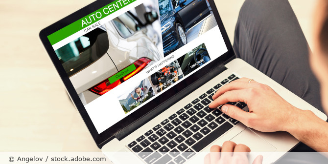 Laptop mit einen Autokauf im Internet.