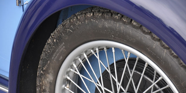 Reifen der an einem blauen Auto dran ist.