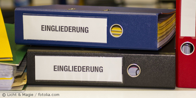 Zwei Ordner mit der Aufschrift "EINGLIEDERUNG".