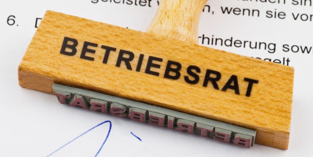Ein Betriebsrat Stempel liegt auf einem Brief der mit einer Unterschrift signiert wurde.