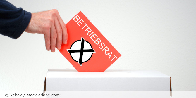 Wahlzettel zum Betriebsrat wird in die Wahlurne geworfen.