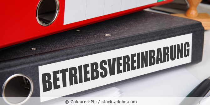 Aktenordner mit der Beschriftung Betriebsvereinbarung.
