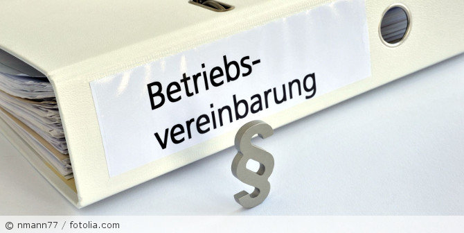 Ordner mit der Aufschrift "Betriebsvereinbarung".