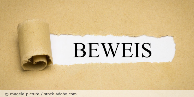 Aufgerissener Umschlag mit der Aufschrift "BEWEIS".