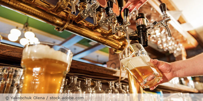 Bier wird gezapt.