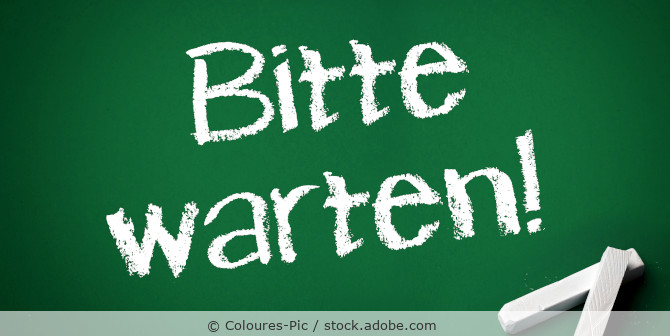 Bitte warten mit Kreide geschrieben