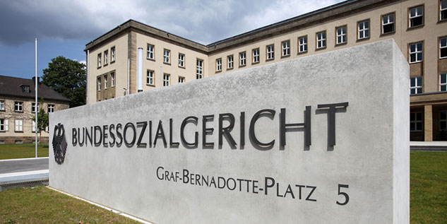 Steinschild wo das Bundessozialgericht Hintergrund steht.
