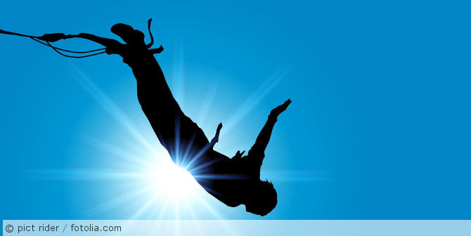 Eine Person die Bungeejumping macht.