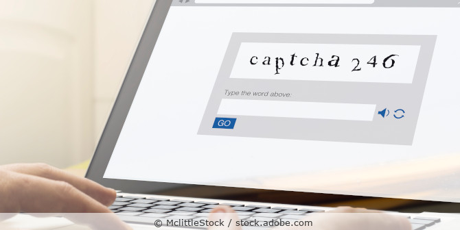 Ein CAPTCHA wird auf einem Computer eingegeben.