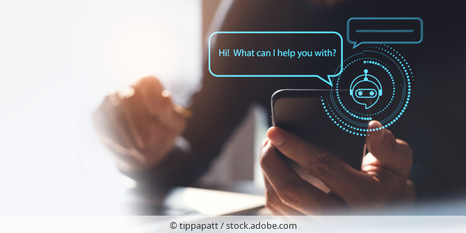 Mann nutzt KI-Assistenten am Smartphone.