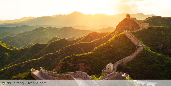 Die chinesische Mauer in den Bergen.
