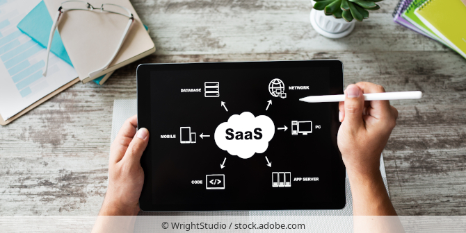 Software as a Service, kurz SaaS, wird graphisch auf einem Tablet dargestellt.