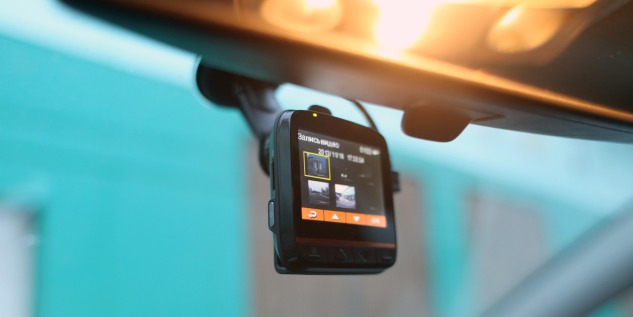 Eine Dashcam im Auto.