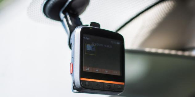Dashcam wurde an das Auto befestigt.