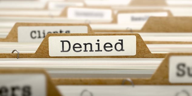 Aktenmappen mit der Aufschrift "Denied".