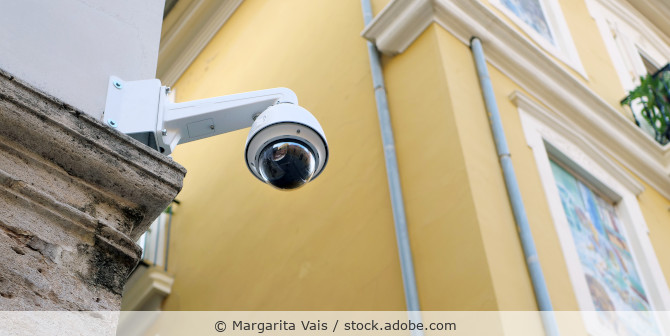 Eine Dome-Kamera an einer Hausecke überwacht die Umgebung.
