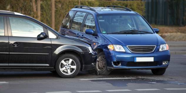 Unfall mit einem schwarzen und einem blauen Pkw.