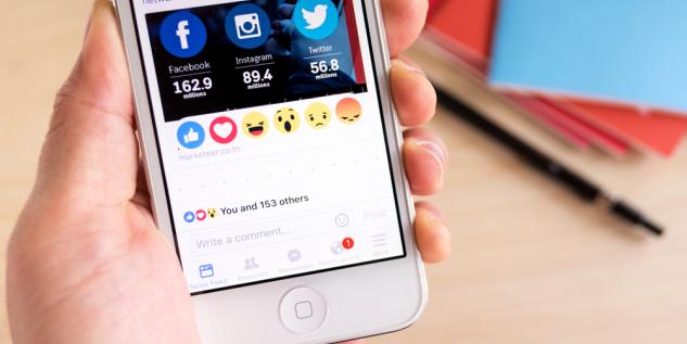Ein Handy mit Emojis.
