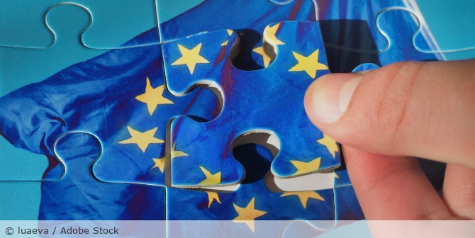 Puzzele mit der EU-Flagge.