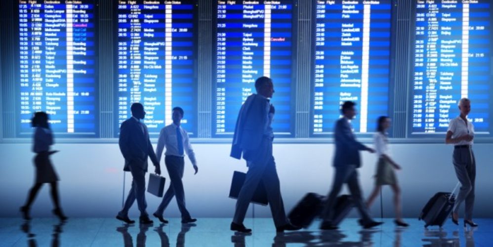 Ein Fahrplan am Flughafen.