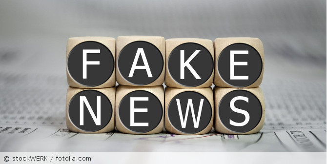 Kleine Würfel mit der Aufschrift "Fake News".