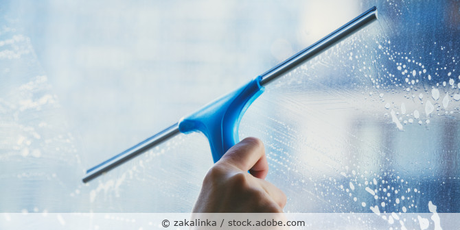 Fensterputzen mit Abzieher